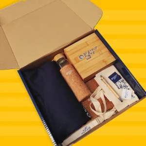 Kit de merchandising écologique personnalisé pour entreprise : bouteille en verre et liège, tote bag, t-shirt et box en bambou avec logo Bright Pixel Capital.